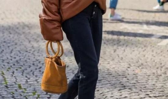 穿羽绒服背什么包