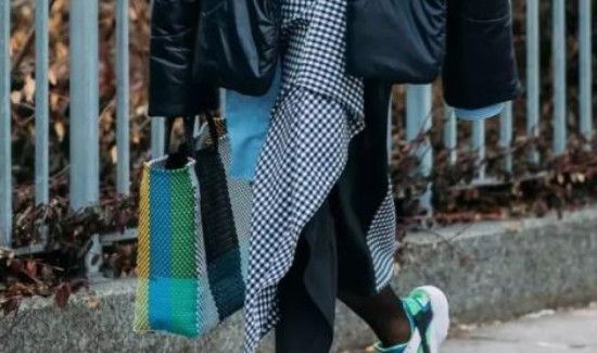 穿羽绒服背什么包