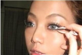 隐形眼镜怎么摘下来