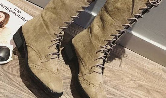 长筒靴怎么穿就一下就穿进去了