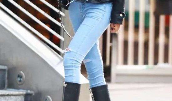 长筒靴怎么穿就一下就穿进去了