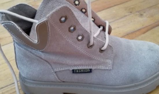 长筒靴怎么系鞋带