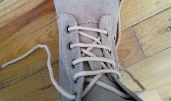 长筒靴怎么系鞋带