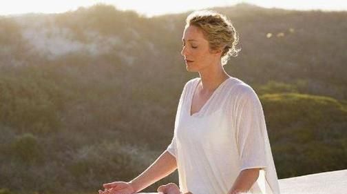 要成为一个从容的中年女人，需要做哪些准备？