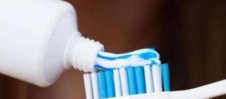 刷完鞋晒干后发现鞋子变黄了如何处理？