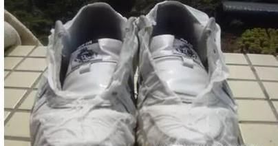 刷完鞋晒干后发现鞋子变黄了如何处理？