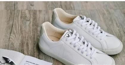 刷完鞋晒干后发现鞋子变黄了如何处理？