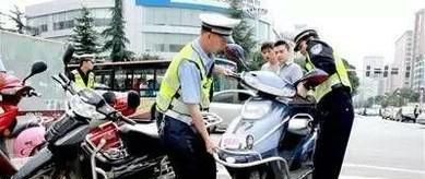 骑电动摩托车如何才能避免被交警罚款