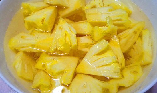 菠萝为什么用盐水泡着吃