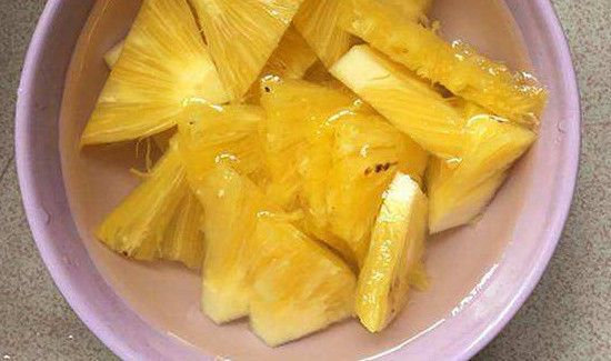 菠萝为什么用盐水泡着吃