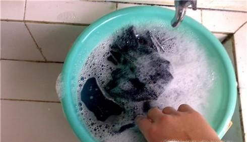 牛仔裤上的血渍怎么洗掉