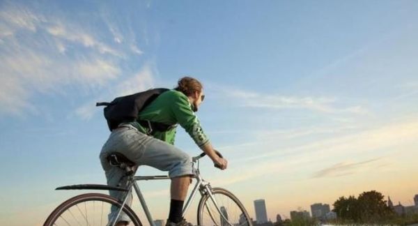 中学生学骑自行车的技巧