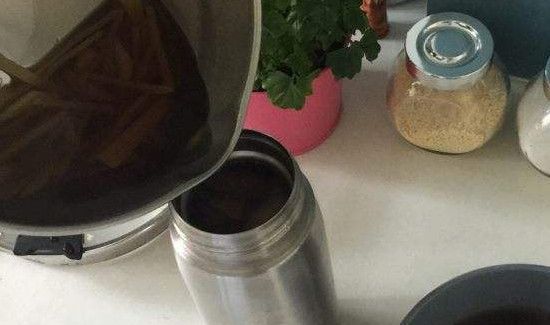 红糖姜水能放保温杯吗