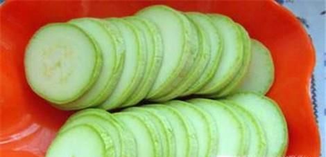 老年人怎样用刀切出均匀的西葫芦片