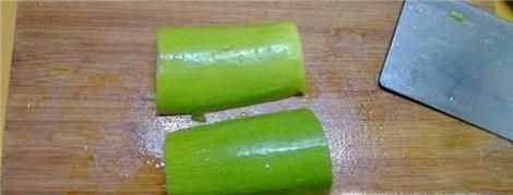 老年人怎样用刀切出均匀的西葫芦片