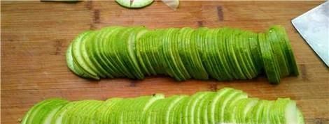 老年人怎样用刀切出均匀的西葫芦片