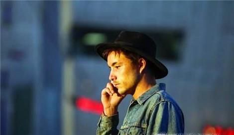 手机落在出租车上，被司机私藏不承认，怎么拿回