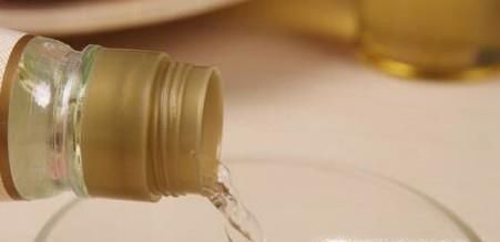 如何去除白鞋的黄色污渍和袜子的臭味