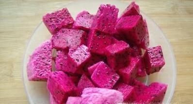 火龙果的去皮和挑选技巧