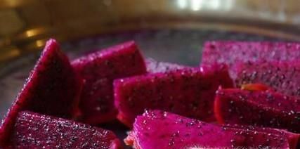 火龙果的去皮和挑选技巧