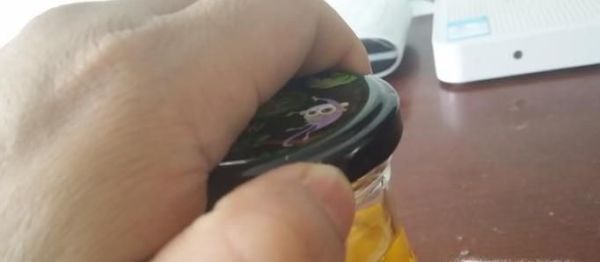 如何不用刀开罐头