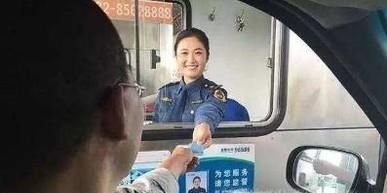 过收费站,新手停车取卡,有哪些注意事项?