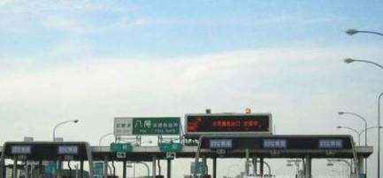 过收费站,新手停车取卡,有哪些注意事项?