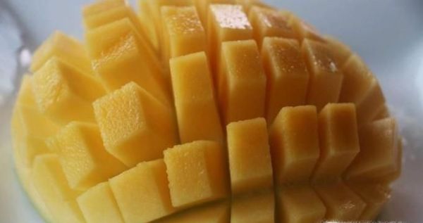 快速去芒果皮的小妙招