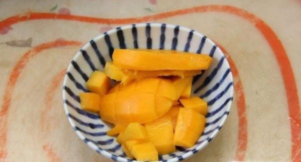 快速去芒果皮的小妙招