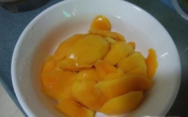 快速去芒果皮的小妙招