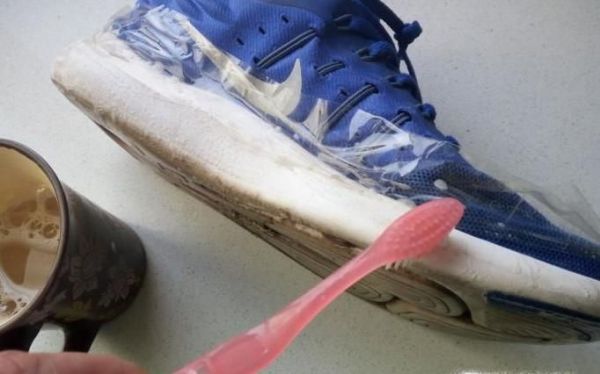 怎么刷白鞋边，白鞋边去污的方法