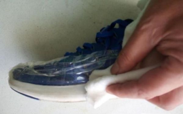 怎么刷白鞋边，白鞋边去污的方法