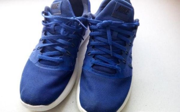 怎么刷白鞋边，白鞋边去污的方法