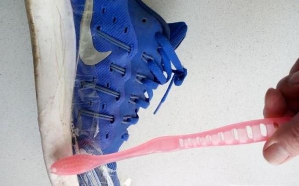 怎么刷白鞋边，白鞋边去污的方法