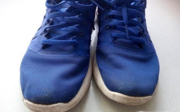 怎么刷白鞋边，白鞋边去污的方法