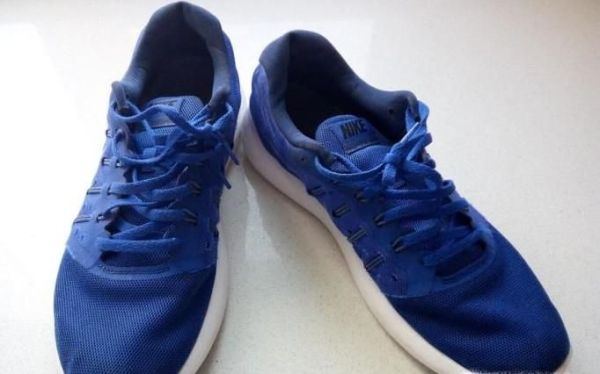 怎么刷白鞋边，白鞋边去污的方法