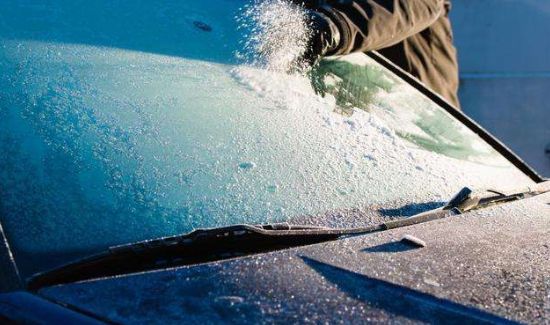 汽车前玻璃结冰怎么办