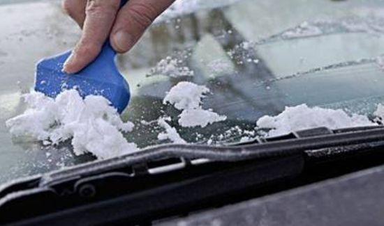 汽车前玻璃结冰怎么办