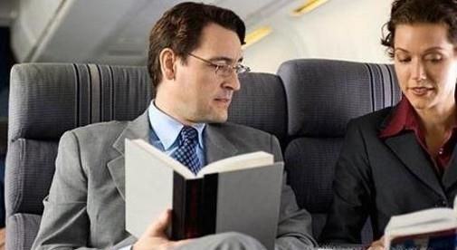 坐飞机避免出现时差反应的小窍门有哪些？