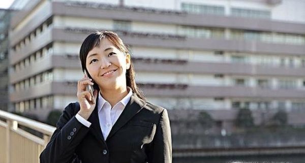 发现有人溺水，应该如何施救