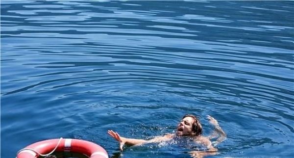 发现有人溺水，应该如何施救