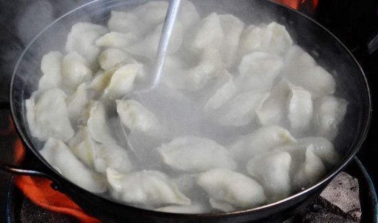 饺子冻成一大坨了怎么分开