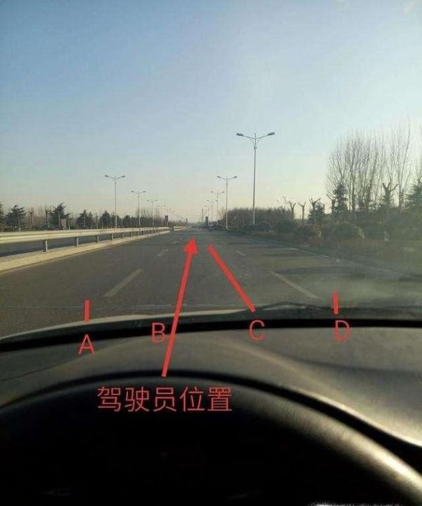 如何跑好科目三直线行驶