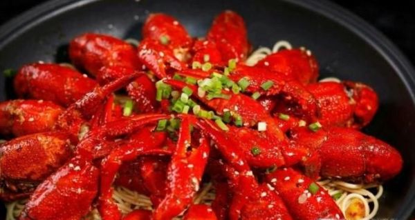 小龙虾不能和哪些食物一起吃