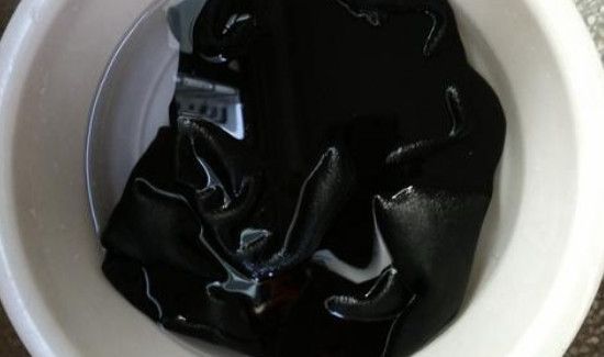 黑裤子被84消毒液染红怎么再染成黑色