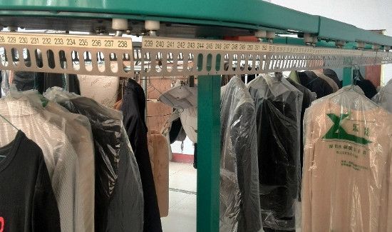 黑裤子被84消毒液染红怎么再染成黑色