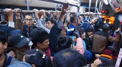 为什么很多人坐公共汽车喜欢挤一堆？