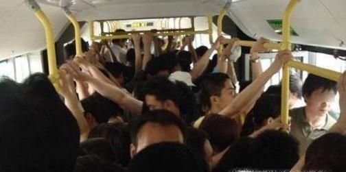 为什么很多人坐公共汽车喜欢挤一堆？