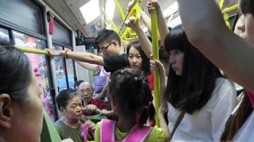 为什么很多人坐公共汽车喜欢挤一堆？