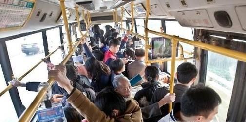 为什么很多人坐公共汽车喜欢挤一堆？